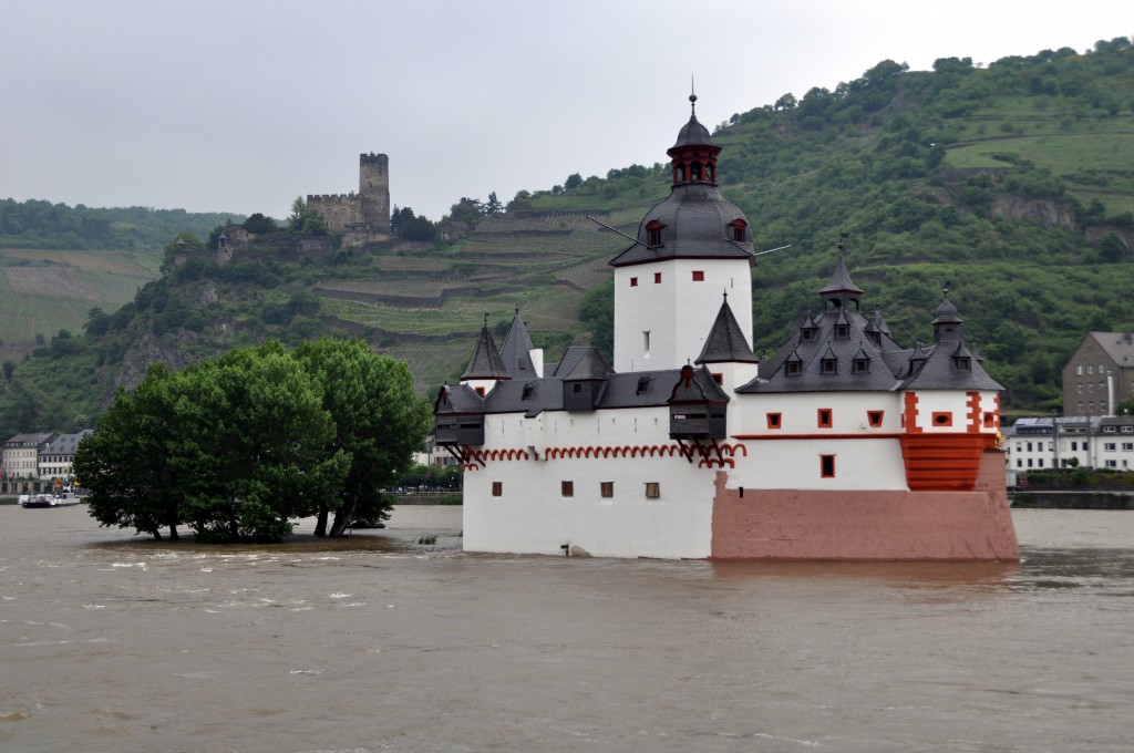 Burg Pfalzgrafenstein and Burg Gutenfels on the hill.